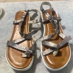 Malibu strappy sandals with 1” white rubber sole. Size 7.5